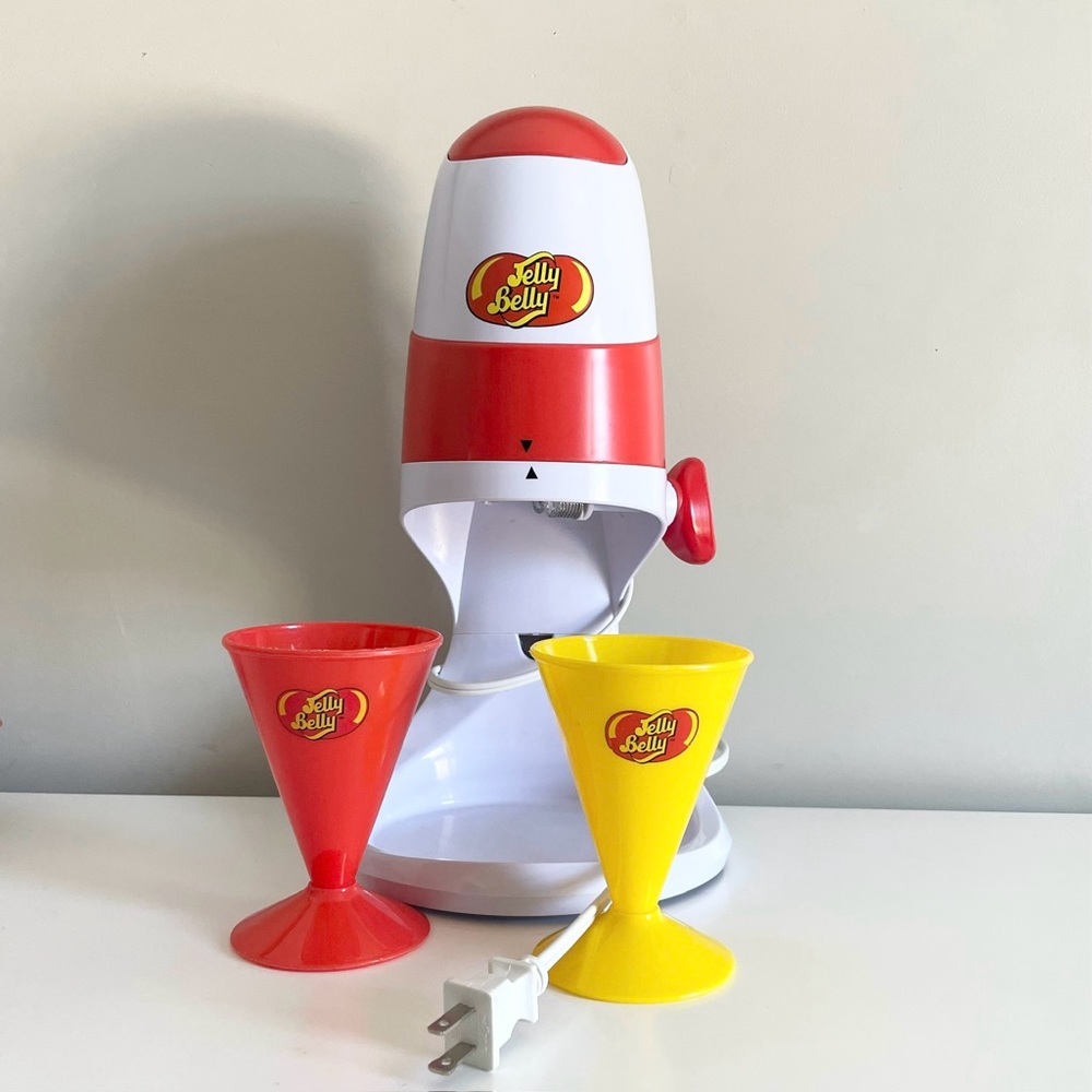 Snowcone machine with two cups